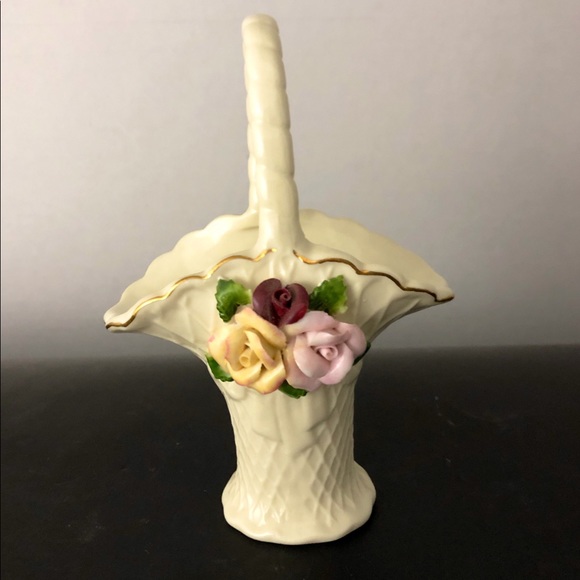 Small Vintage White Basket Porcelain W/Roses - Picture 7 of 7